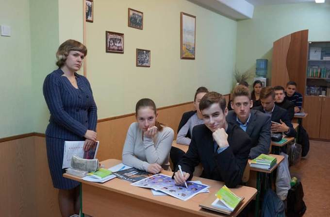 Одинадцятикласники з класним керівником 